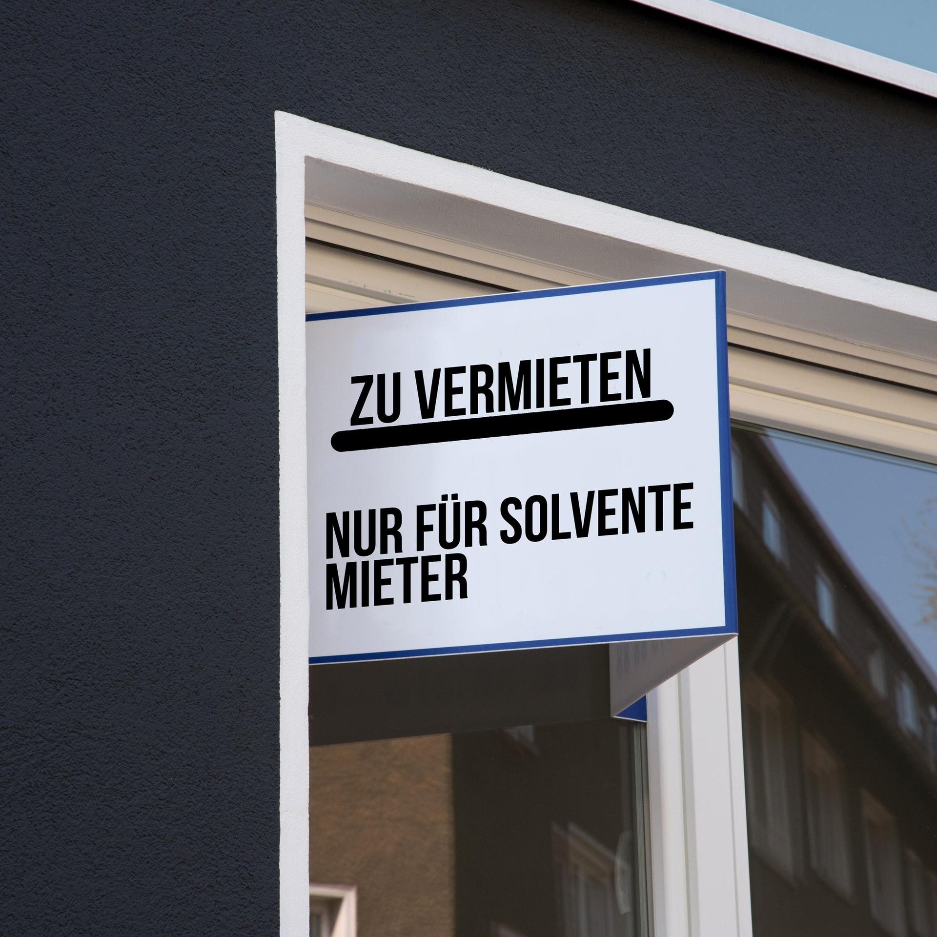 An einer Wohnung hängt ein Schild, dass nur an solvente Personen vermietet werde.