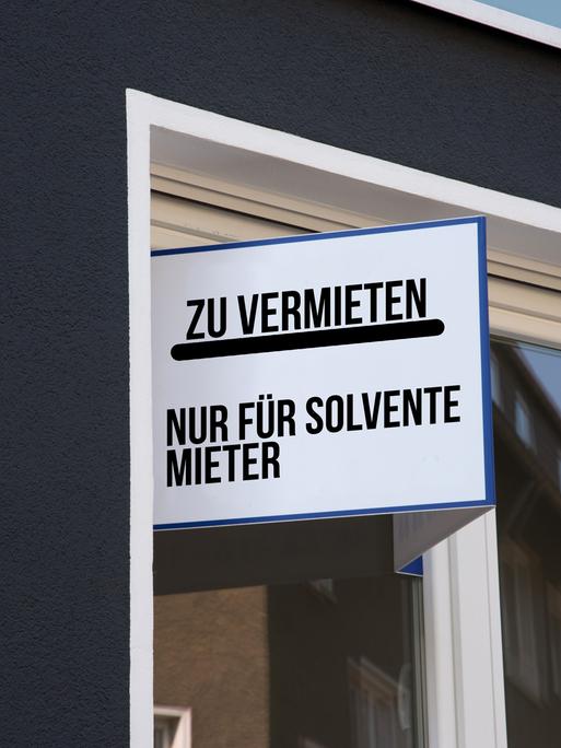 An einer Wohnung hängt ein Schild, dass nur an solvente Personen vermietet werde.