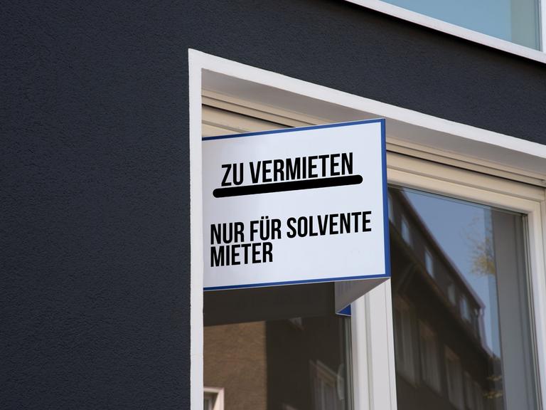 An einer Wohnung hängt ein Schild, dass nur an solvente Personen vermietet werde.