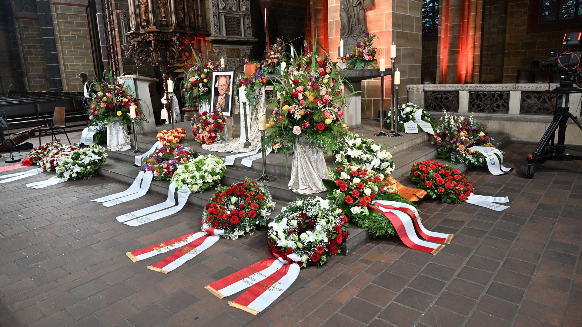 Bremen: Zahlreiche Kränze liegen zur Trauerfeier von Willi Lemke im Bremer Dom um das Foto und die Urne des früheren Werder-Managers am Altar. 