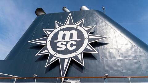 Der Kamin von einem Kreuzfahrtschiff der Reederei Mediterranean Shipping Company mit dem MSC Logo.