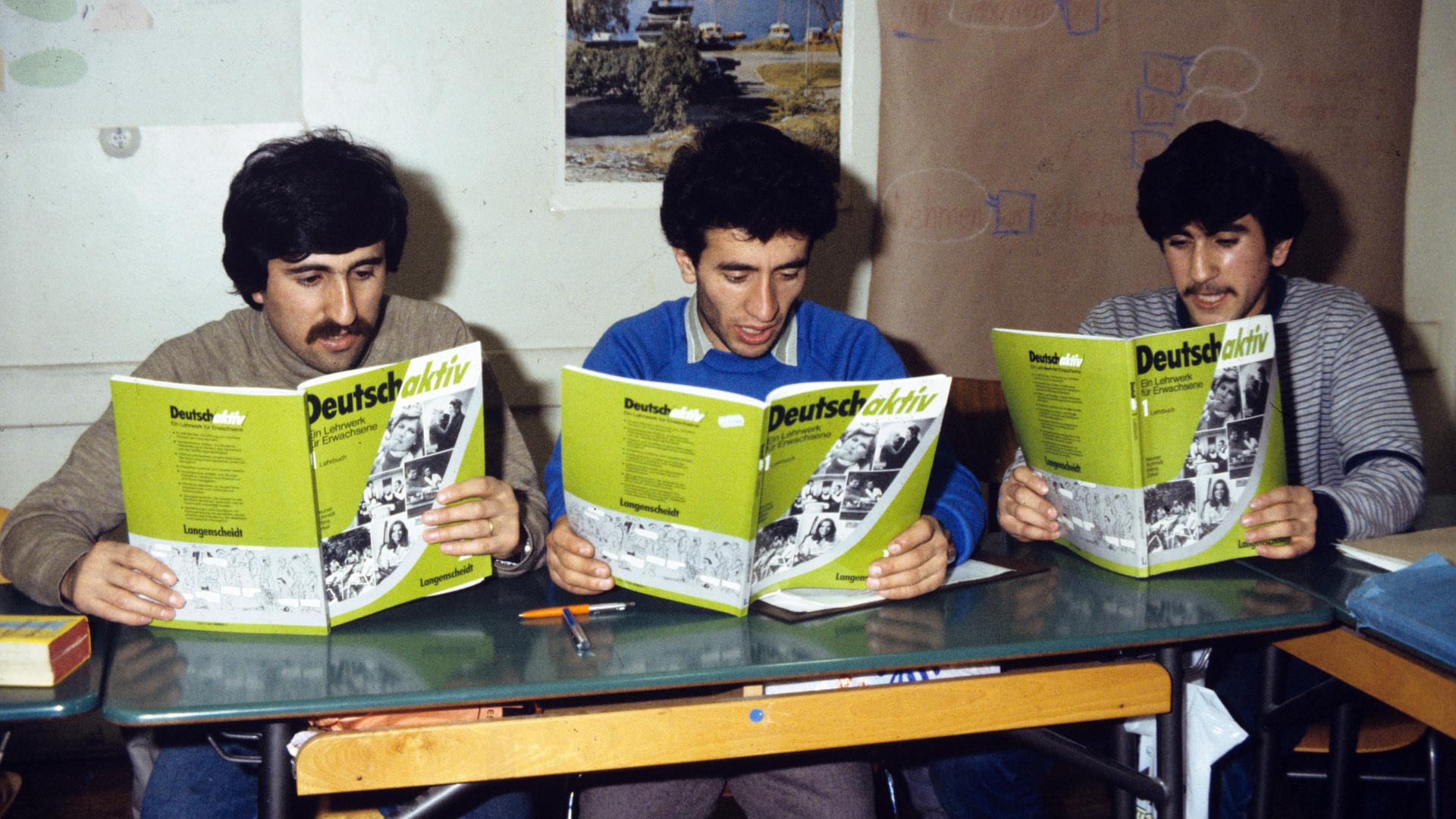 "Gastarbeiter" aus der Türkei lernen in einem Kurs der Volkshochschule in Berlin Deutsch.