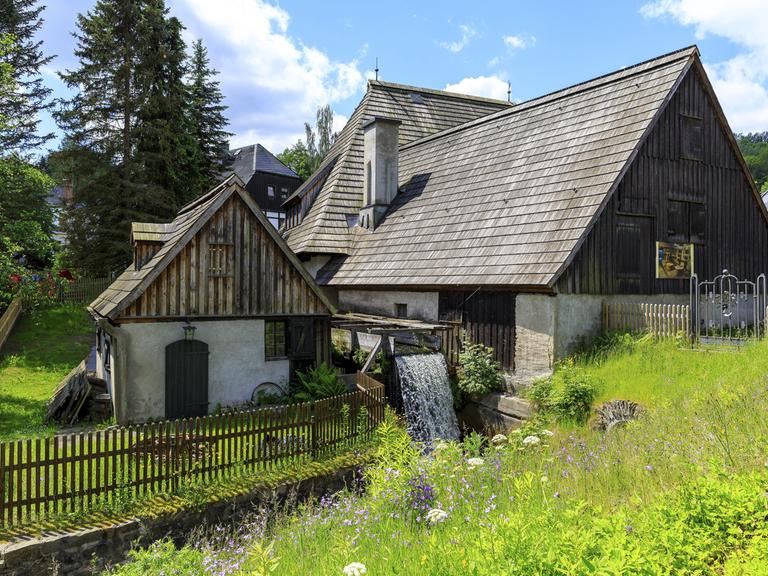 Technisches Museum Frohnauer Hammer, Außenansicht der Schmiede, Annaberg-Buchholz, Erzgebirge, Sachsen.