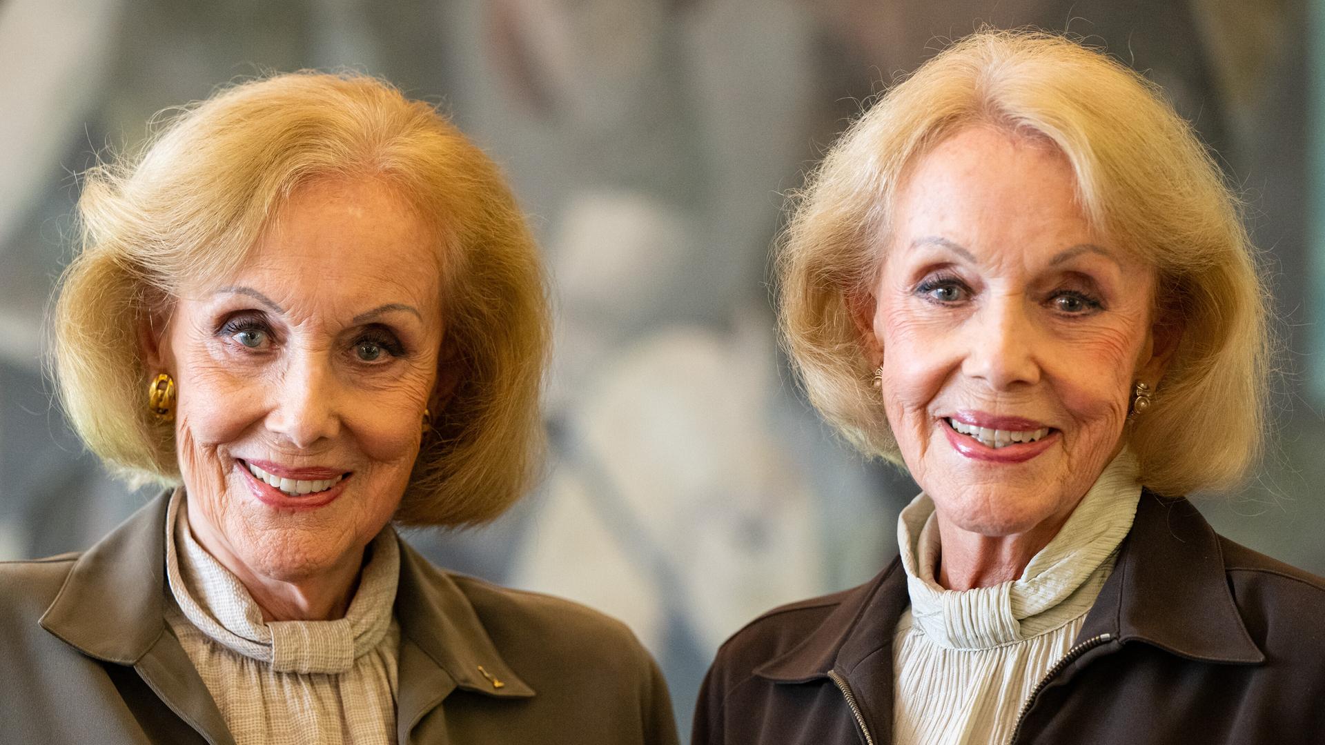Die Kessler-Zwillinge, Alice (l.) und Ellen Kessler, posieren bei einem Fototermin im Jahr 2022 Die Kessler-Zwillinge, Alice (l.) und Ellen Kessler, posieren bei einem Fototermin im Jahr 2022