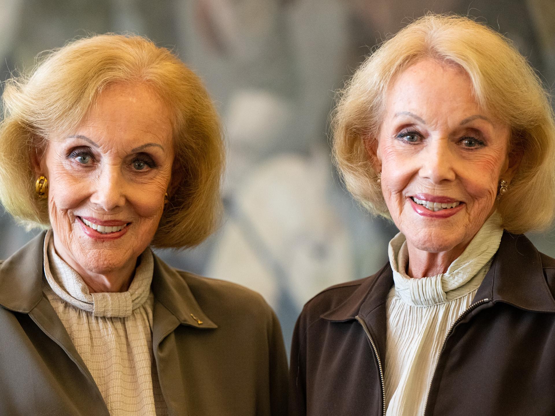 Die Kessler-Zwillinge, Alice (l.) und Ellen Kessler, posieren bei einem Fototermin im Jahr 2022 Die Kessler-Zwillinge, Alice (l.) und Ellen Kessler, posieren bei einem Fototermin im Jahr 2022