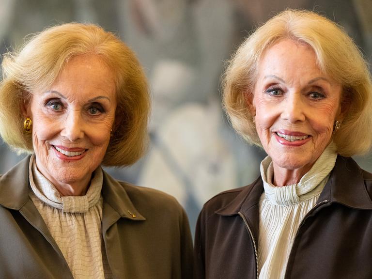 Die Kessler-Zwillinge, Alice (l.) und Ellen Kessler, posieren bei einem Fototermin im Jahr 2022. Die Kessler-Zwillinge, Alice (l.) und Ellen Kessler, posieren bei einem Fototermin im Jahr 2022.