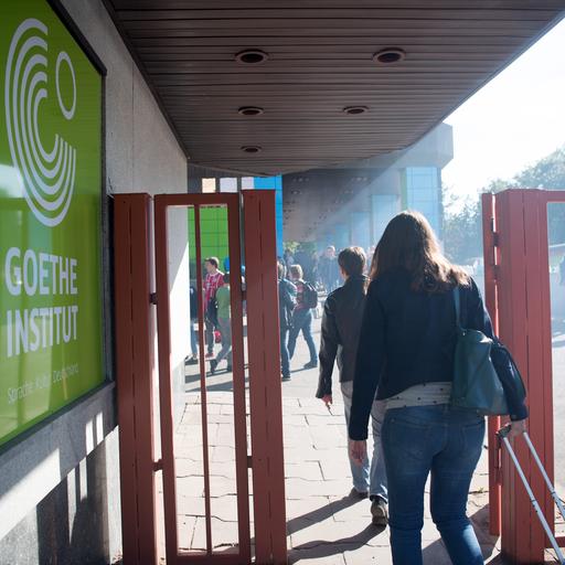 Menschen gehen in das Goethe-Institut in Moskau. (Archivbild)