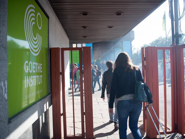 Menschen gehen in das Goethe-Institut in Moskau. (Archivbild) Menschen gehen in das Goethe-Institut in Moskau. (Archivbild)
