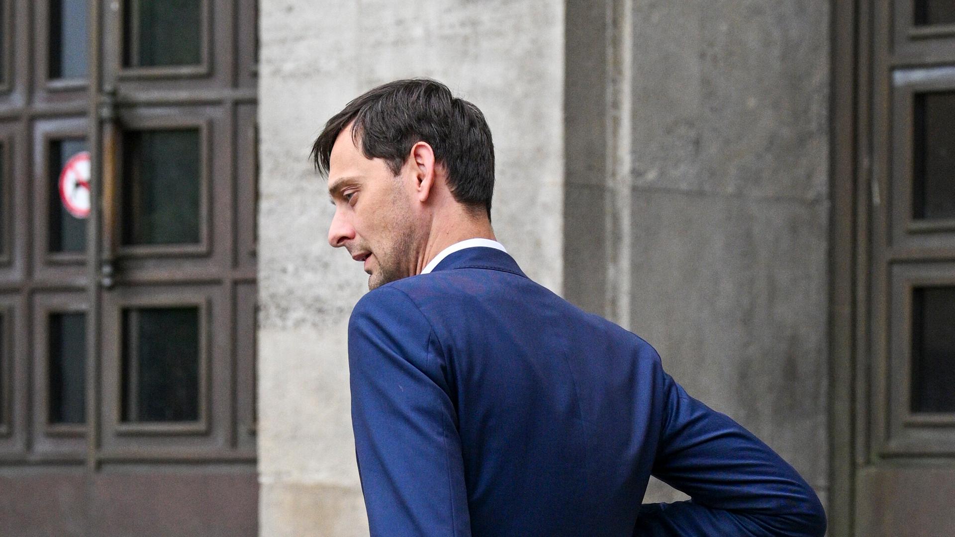 Martin Hikel (SPD), Bezirksbürgermeister von Neukölln, nimmt an der Aktion „Berlin trägt Davidstern“ der Jüdischen Gemeinde zu Berlin und anderer Initiativen vor dem Rathaus Neukölln teil.