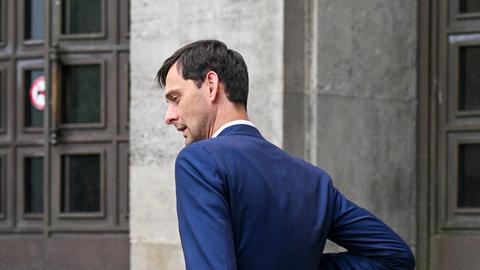 Martin Hikel (SPD), Bezirksbürgermeister von Neukölln, nimmt an der Aktion „Berlin trägt Davidstern“ der Jüdischen Gemeinde zu Berlin und anderer Initiativen vor dem Rathaus Neukölln teil.