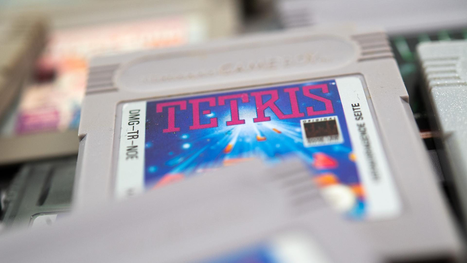 Das Game-Boy-Spiel Tetris liegt zwischen anderen Game-Boy-Spielen.