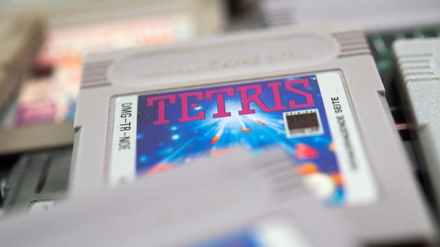 Das Game-Boy-Spiel Tetris liegt zwischen anderen Game-Boy-Spielen.