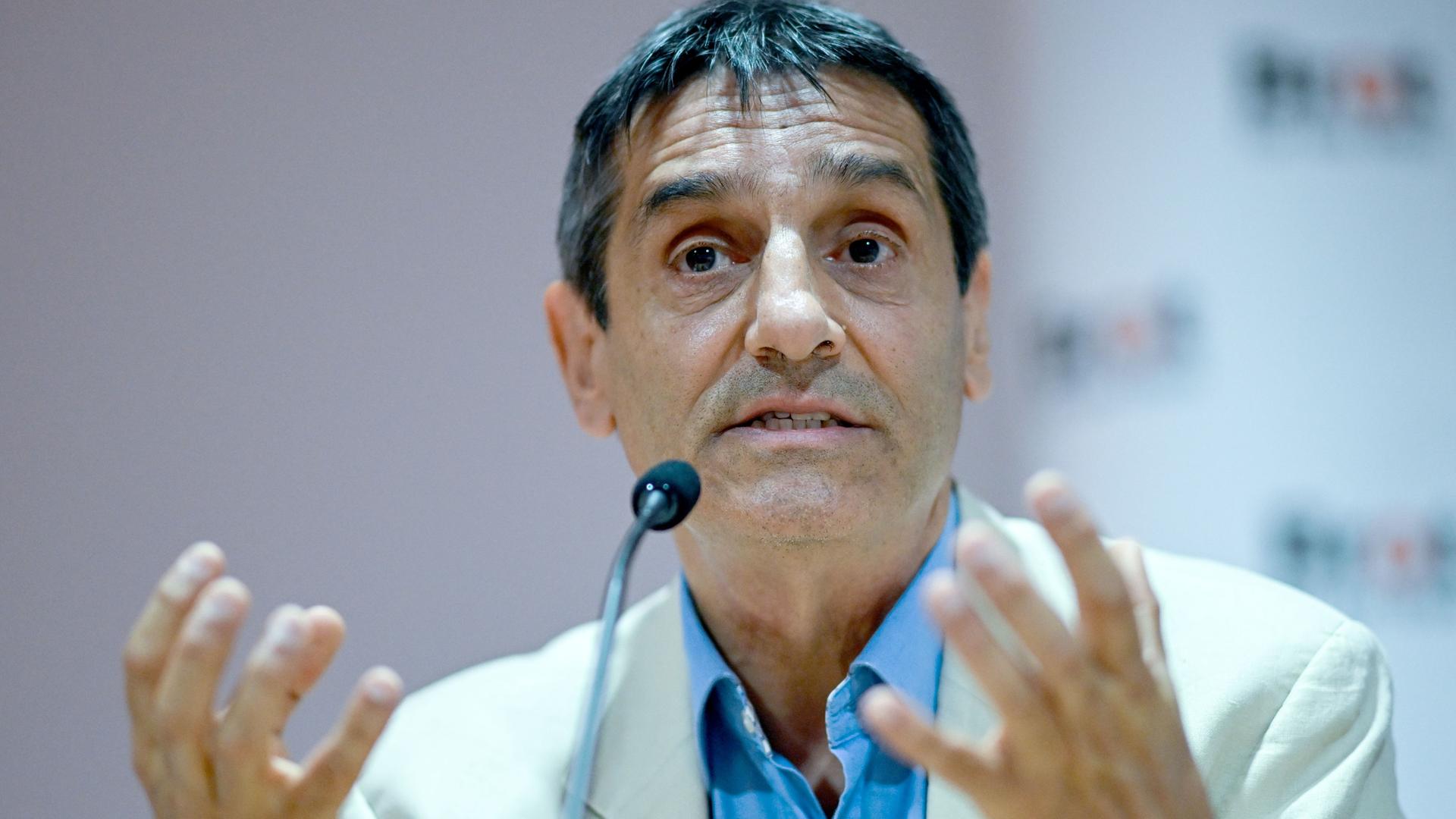 Francisco Mari, Ernährungsexperte der Organisation "Brot für die Welt" gestikuliert auf einer Pressekonferenz hinter einem Mikrofon. Francisco Mari, Ernährungsexperte der Organisation "Brot für die Welt" gestikuliert auf einer Pressekonferenz hinter einem Mikrofon.