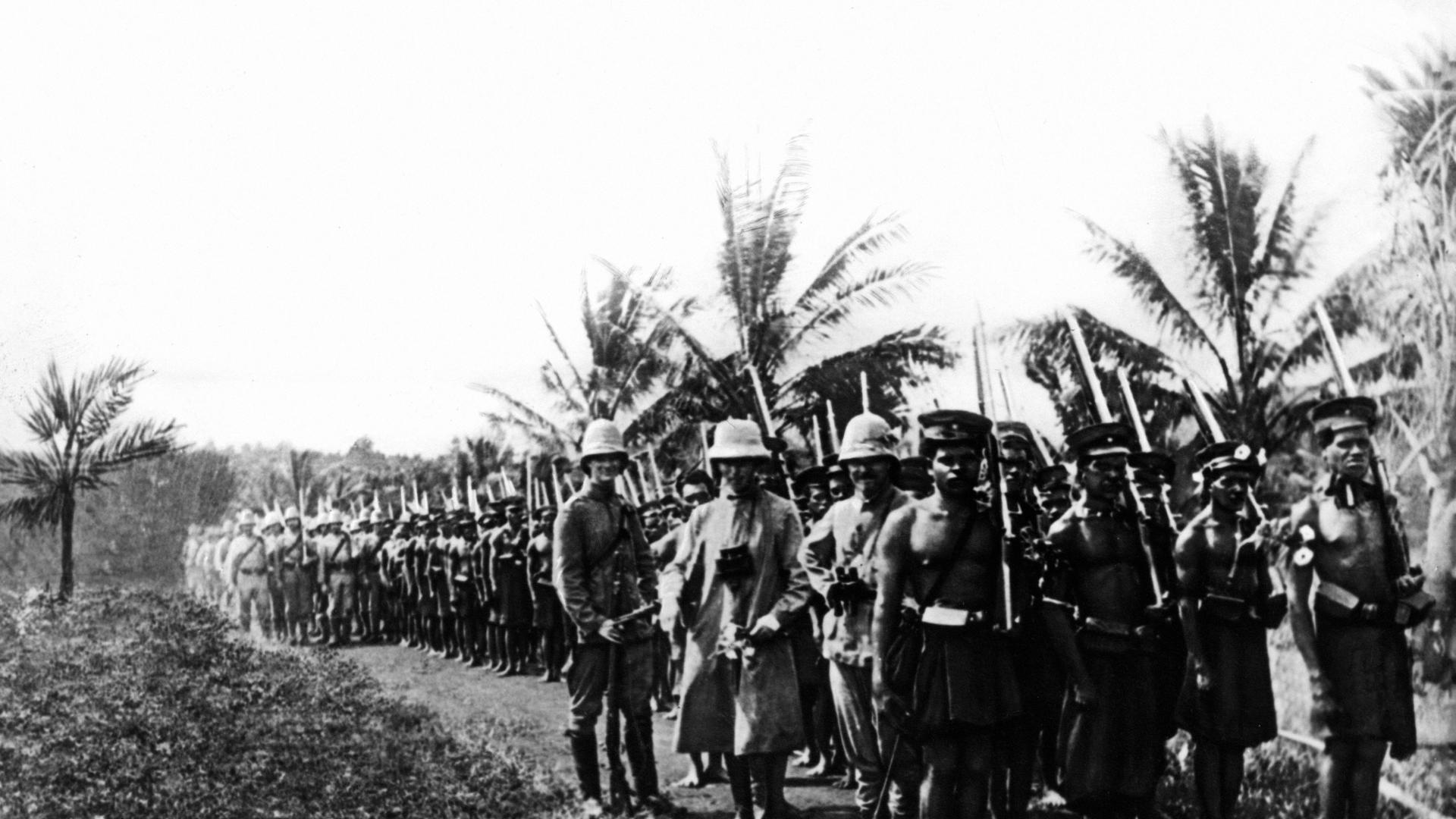 Freiherr von Spiegel und andere Offiziere des Landungskorps von S.M.S. Cormoran mit indigenen Polizei-Soldaten bei einer Aktion während der Niederwerfung des des Aufstands der Sokehs in Pohnpei 1910.