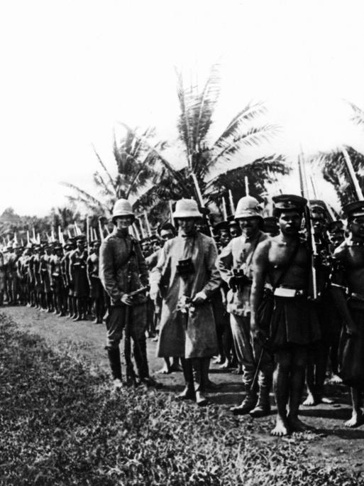Freiherr von Spiegel und andere Offiziere des Landungskorps von S.M.S. Cormoran mit indigenen Polizei-Soldaten bei einer Aktion während der Niederwerfung des des Aufstands der Sokehs in Pohnpei 1910.