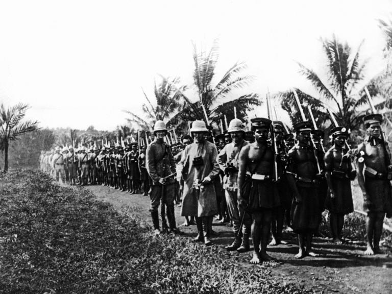 Freiherr von Spiegel und andere Offiziere des Landungskorps von S.M.S. Cormoran mit indigenen Polizei-Soldaten bei einer Aktion während der Niederwerfung des des Aufstands der Sokehs in Pohnpei 1910.