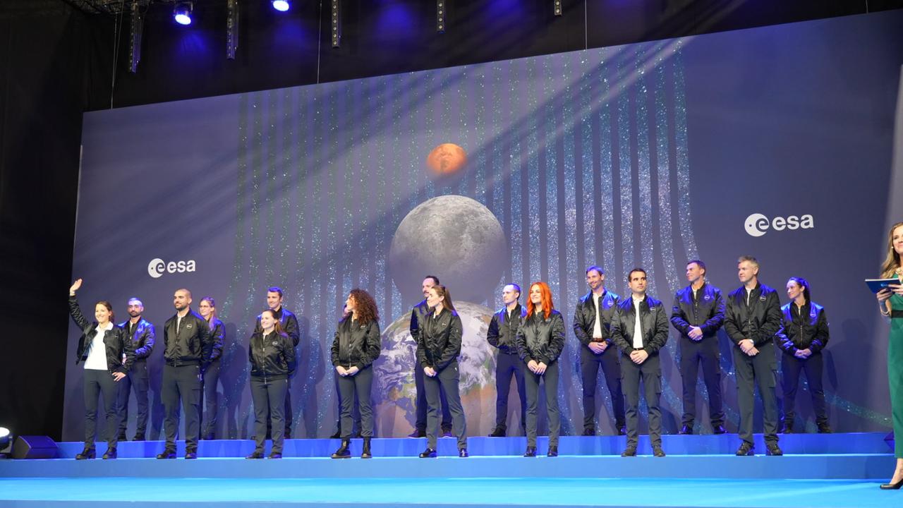 Zu dem neuen Kandidaten und Kandidatinnen der ESA gehören auch Amelie Schoenenwald (hintere Reihe, 4. von links, verdeckt) und Nicola Winter (hintere Reihe, ganz rechts)