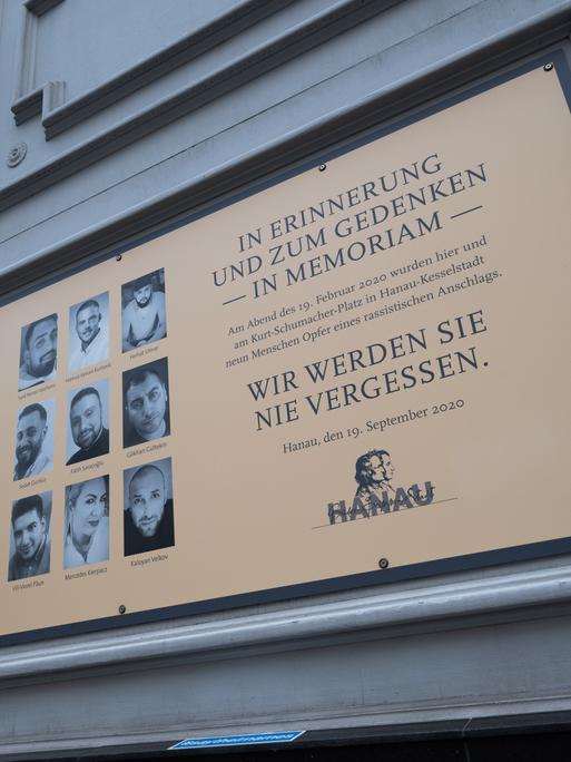 Eine Gedenktafel erinnert auf dem Heumarkt in Hanau an die Opfer des rassistischen Anschlags im Jahr 2020. Am 19. Februar 2020 hatte ein Mann an zwei Tatorten insgesamt neun Menschen erschossen.