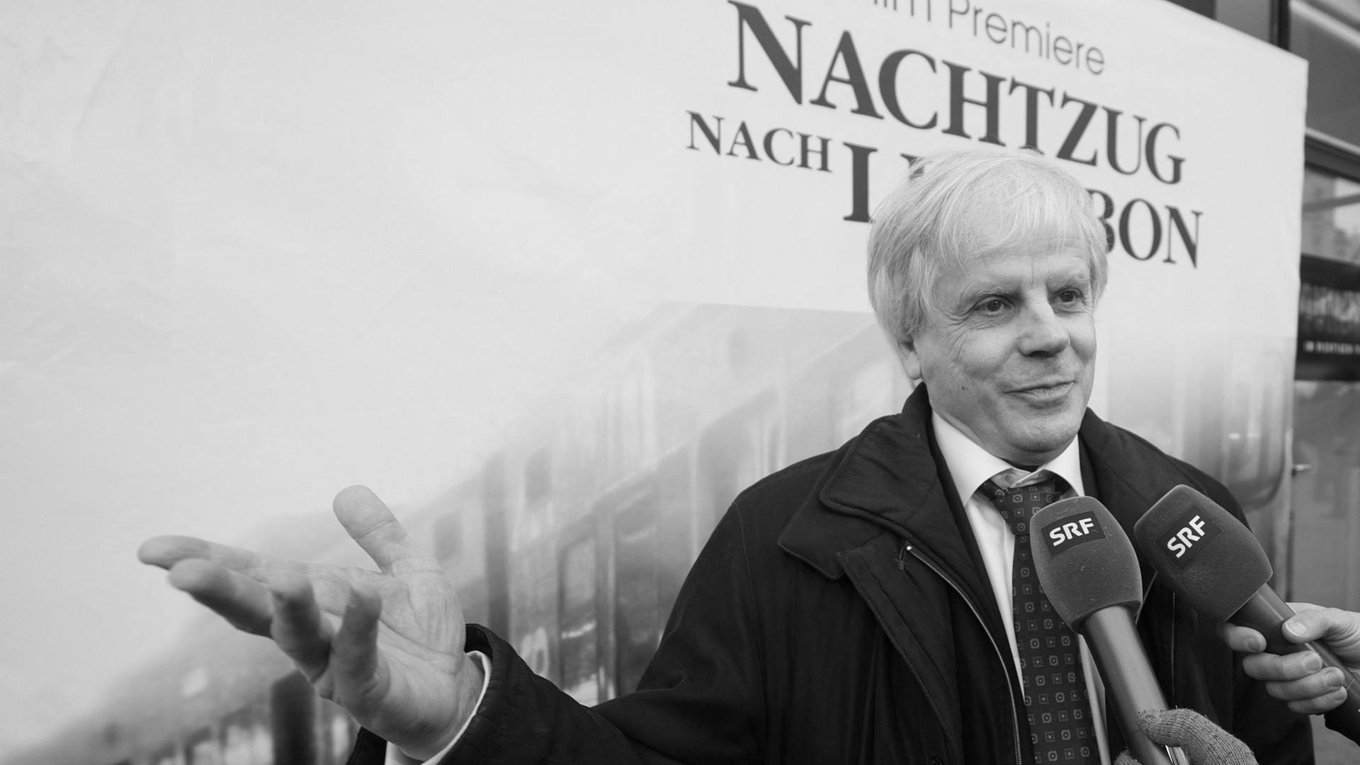 Schweiz, Bern: Der Schweizer Schriftsteller Peter Bieri alias Pascal Mercier auf dem roten Teppich vor der Filmpremiere "Nachtzug nach Lissabon".