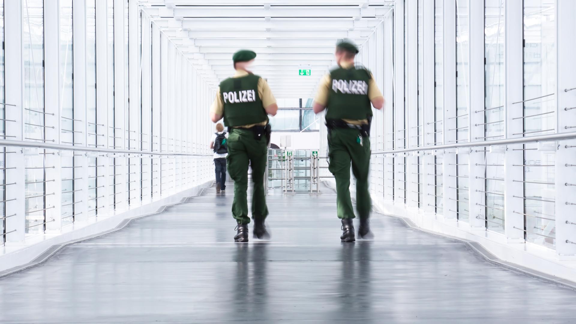 Zwei deutsche Polizisten patroullieren an einem Flughafen (Symbolbild)