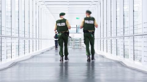 Zwei deutsche Polizisten patroullieren an einem Flughafen (Symbolbild)