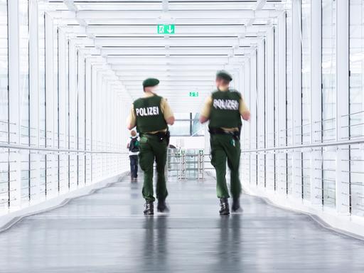 Zwei deutsche Polizisten patroullieren an einem Flughafen (Symbolbild)