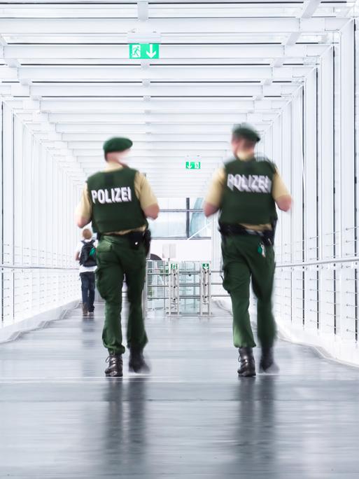 Zwei deutsche Polizisten patroullieren an einem Flughafen (Symbolbild)