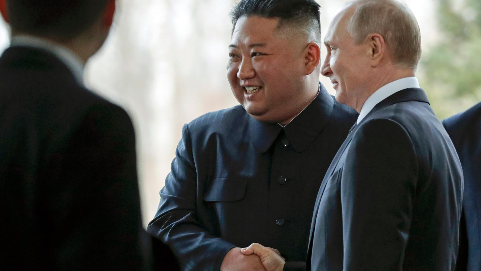 Wladivostok: Kim Jong-un, Machthaber von Nordkorea, und Wladimir Putin, Präsident von Russland, geben bei ihrem ersten gemeinsamen Gipfel in der Far Eastern State University im Jahr 2019 einander die Hand.