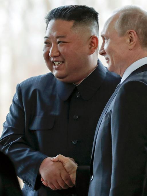 Wladivostok: Kim Jong-un, Machthaber von Nordkorea, und Wladimir Putin, Präsident von Russland, geben bei ihrem ersten gemeinsamen Gipfel in der Far Eastern State University im Jahr 2019 einander die Hand.