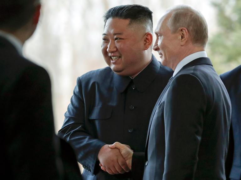 Wladivostok: Kim Jong-un, Machthaber von Nordkorea, und Wladimir Putin, Präsident von Russland, geben bei ihrem ersten gemeinsamen Gipfel in der Far Eastern State University im Jahr 2019 einander die Hand.