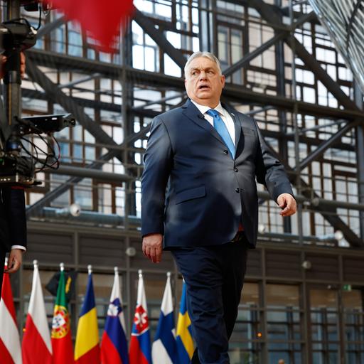 Viktor Orban, Ministerpräsident von Ungarn, trifft zum EU-Gipfel im Gebäude des Europäischen Rates in Brüssel ein. 