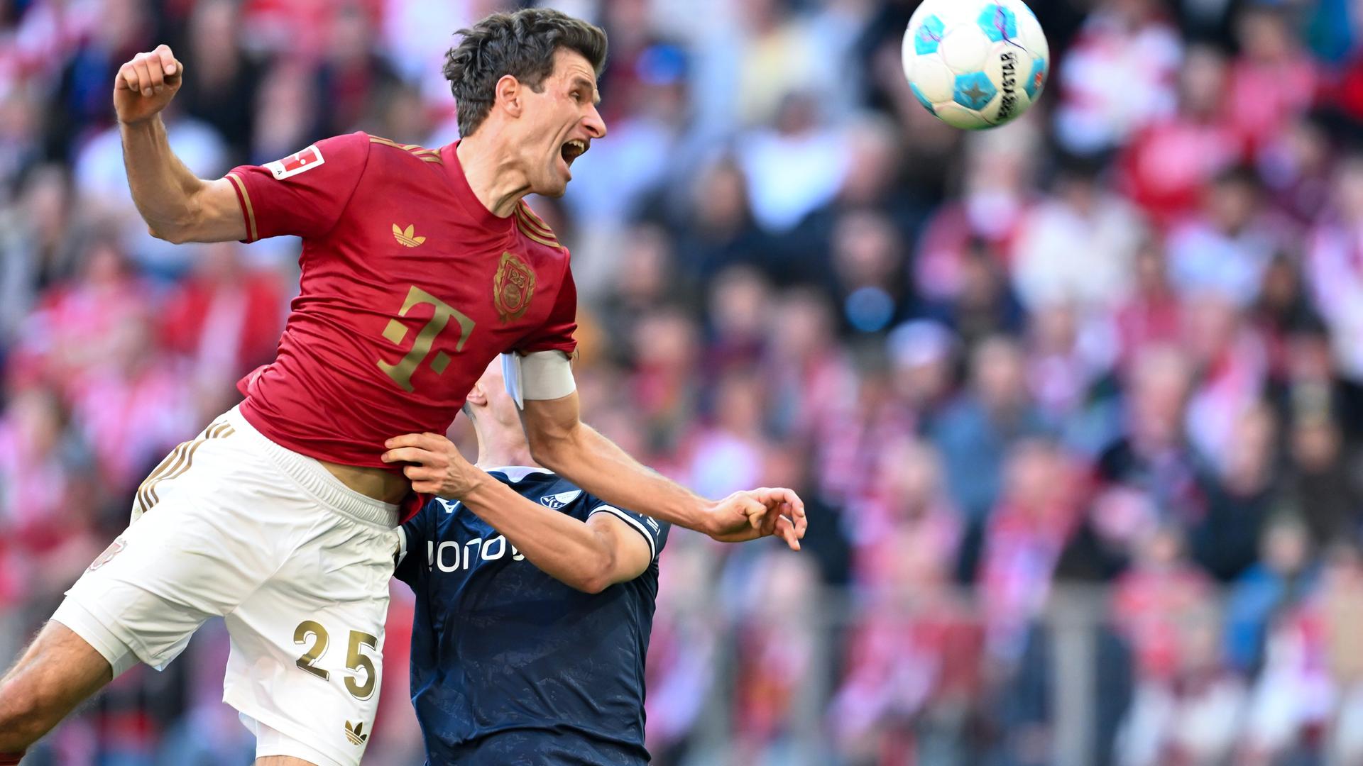 Fußball-Bundesliga, Bayern München - VfL Bochum, 25. Spieltag in der Allianz Arena. Thomas Müller (l) von München und Tim Oermann von Bochum kämpfen um den Ball.