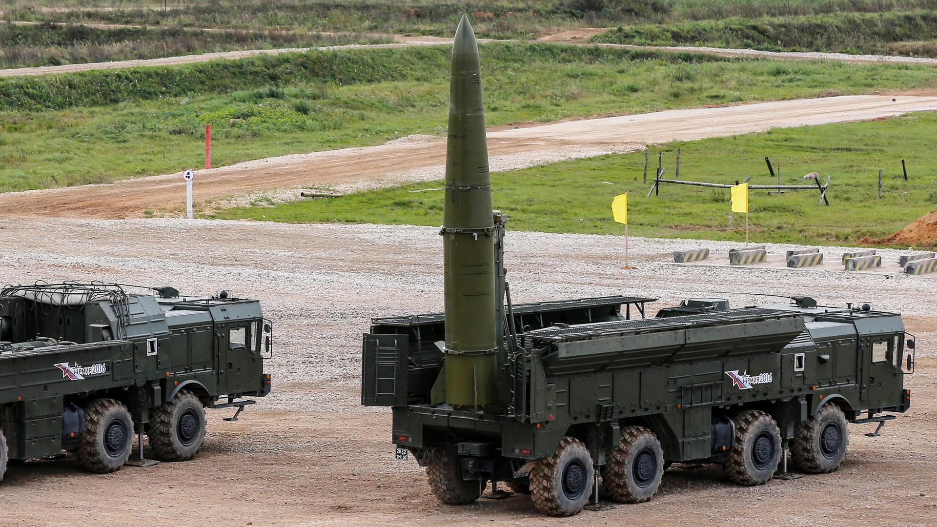 Auf einem Truppenübungsplatz ist eine russische Rakete mit Atomsprengkopf auf einem Militärfahrzeug montiert. Die Rakete zeigt senkrecht in den Himmel, als wäre sie bereit zum Abschuss.