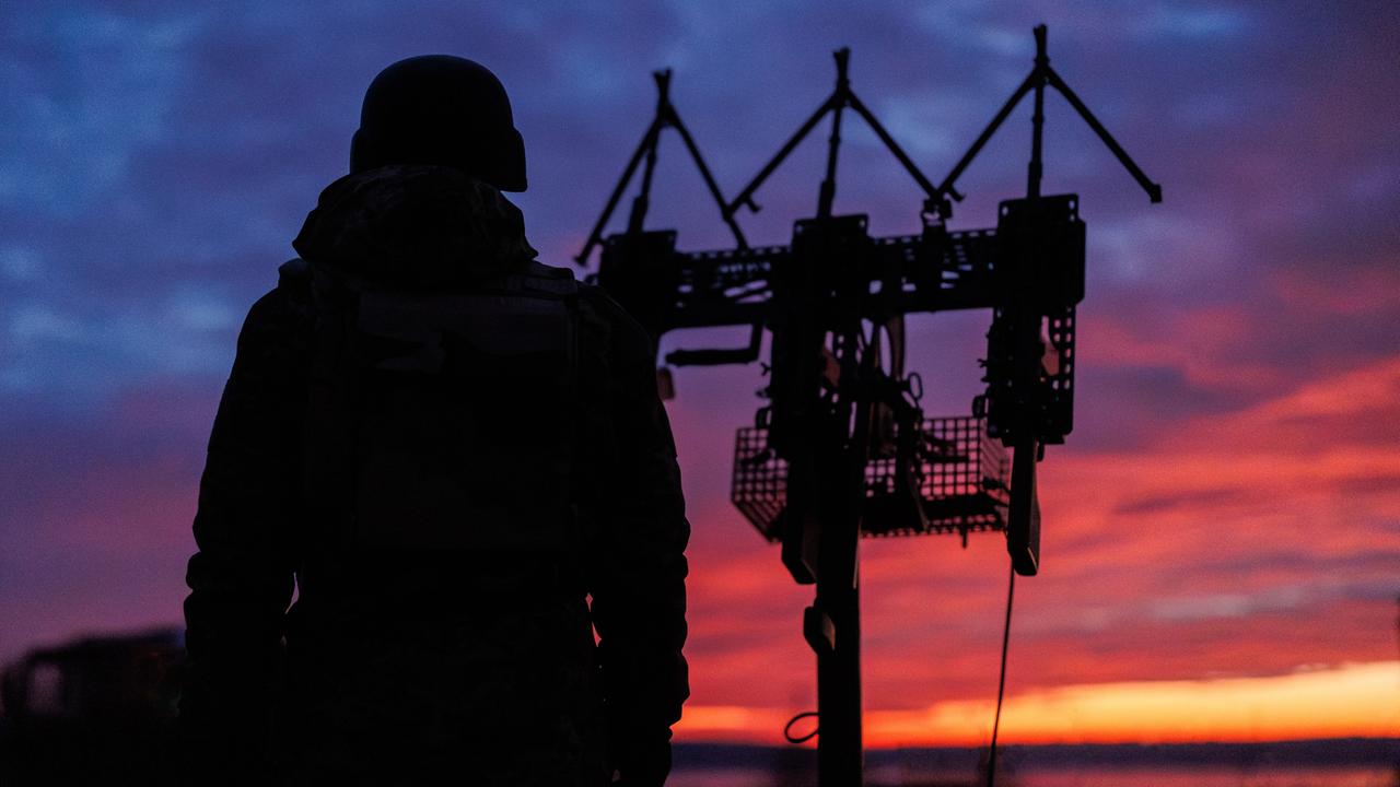 Vor rotem Himmel steht ein Soldat vor einem Flugabwehrgerät der ukrainischen Armee. Der Soldat und das Flugabwehrsystem sind nur schematisch zu erkennen.