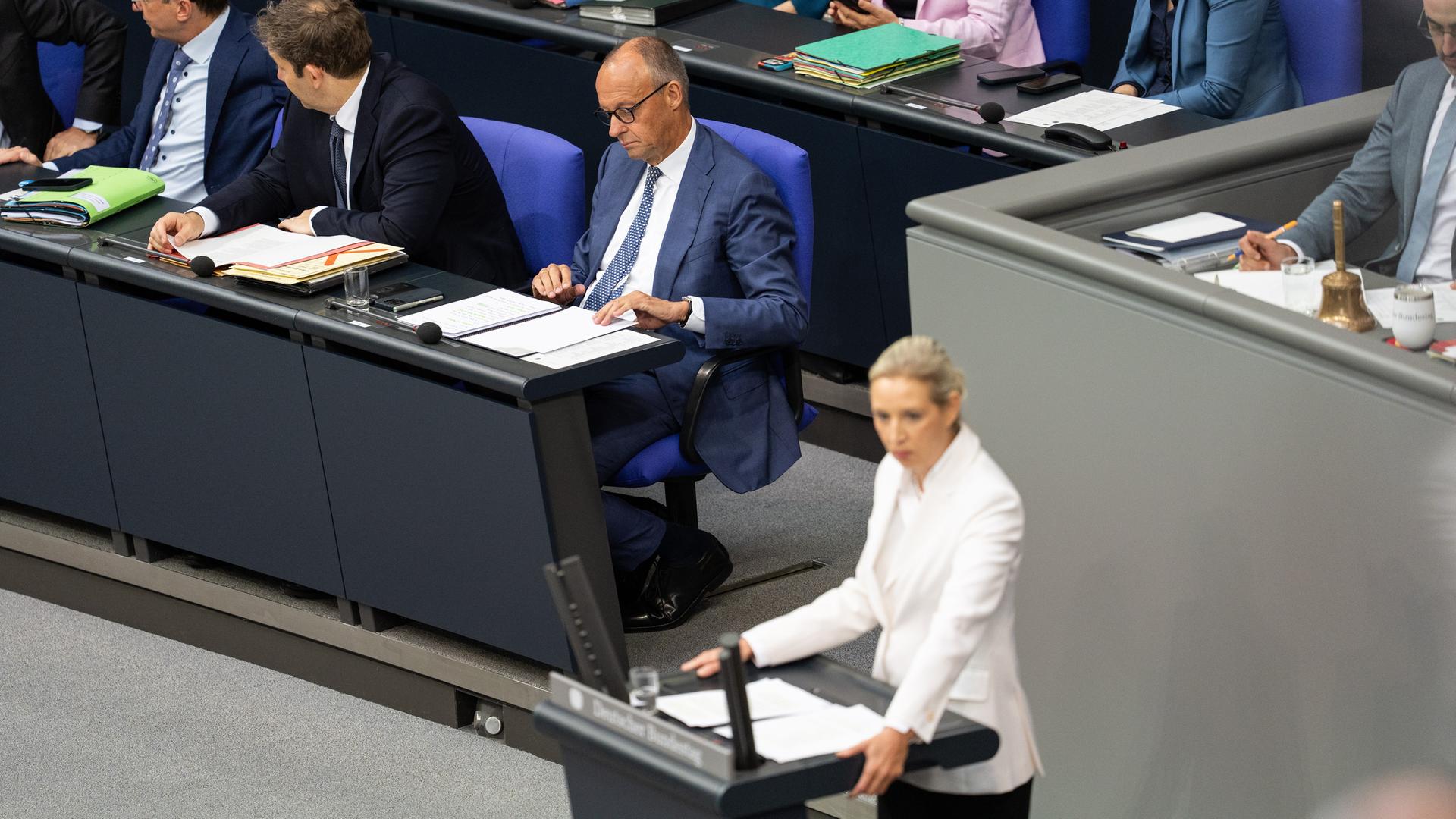 Dr. Alice Weidel, AFD spricht am Rednerpult im Deutschen Bundestag , im Hintergrund ist Bundeskanzler Friedrich Merz zu sehen.