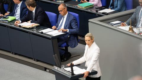 Dr. Alice Weidel, AFD spricht am Rednerpult im Deutschen Bundestag , im Hintergrund ist Bundeskanzler Friedrich Merz zu sehen.