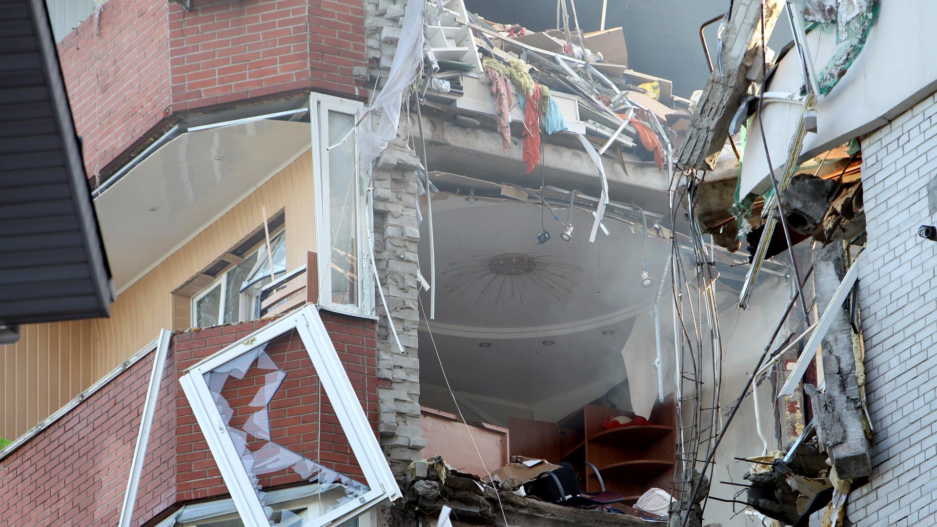 Ein bei russischem Raketenbeschuss getroffenes Wohnhaus in der Stadt Dnipro, bei dem auf mehreren Etagen die Fassade zerstört wurde.
