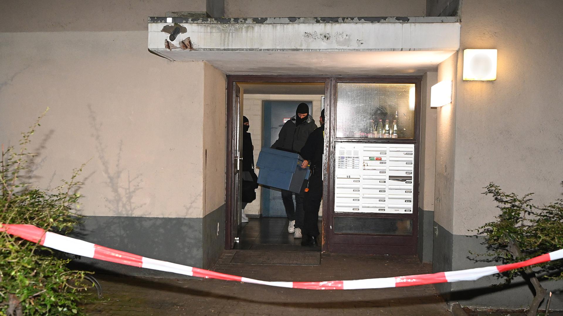 Ermittler verlassen das Wohnhaus der früheren RAF-Terroristin Daniela Klette in Berlin mit Tüten und Kartons mit sichergestellten Gegenständen.