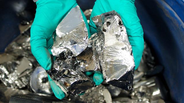 Siliziumkristalle liegen in behandschuhten Händen. Siliziumkristalle liegen in behandschuhten Händen.