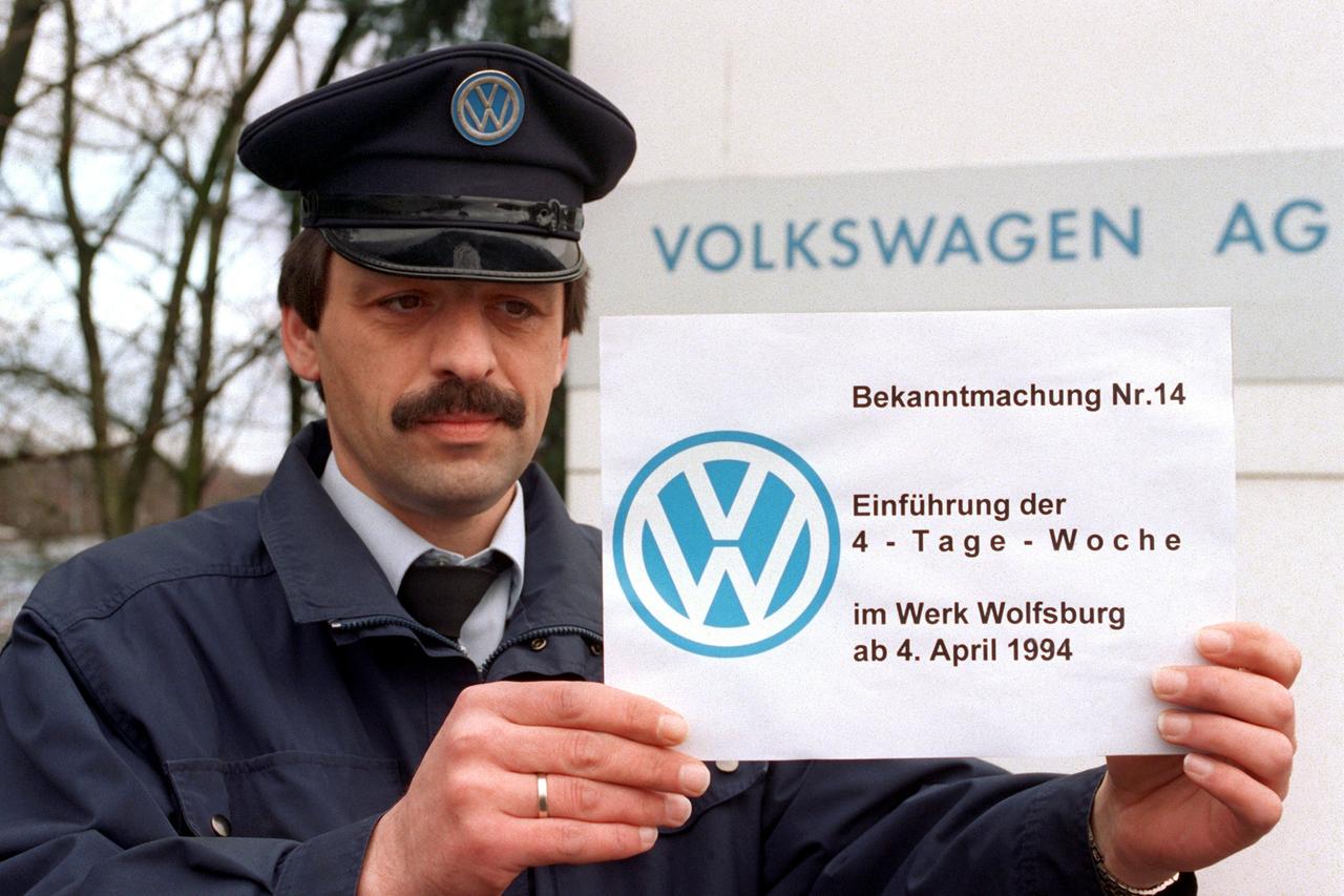 Eberhard Frankiewitsch vom Betriebsschutz der Volkswagen AG liest am 29.3.1994 eine Bekanntmachung, die die Mitarbeiter über die konkrete Umsetzung der Vier-Tage-Woche im VW-Stammwerk in Wolfsburg per 4. April informiert. Die Vereinbarung über eine Verkürzung der Arbeitszeit für die Mitarbeiter der sechs VW-Werke in Deutschland war Ende 1993 mit Wirkung zum 1. Januar 1994 geschlossen worden. [dpabilderarchiv]