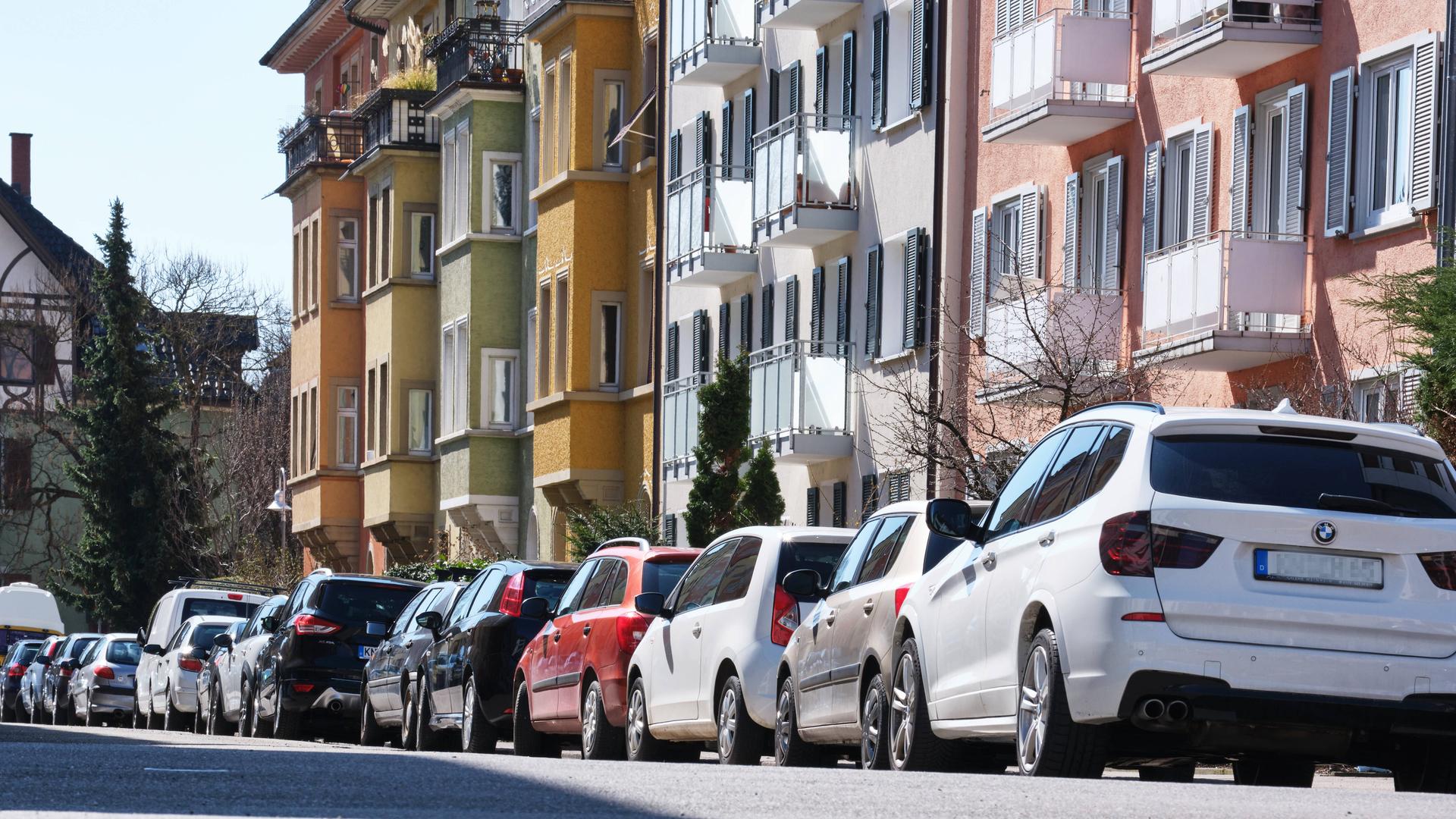 Zugeparkte Wohnstrasse in der Innenstadt von Konstanz.