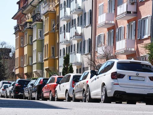 Zugeparkte Wohnstrasse in der Innenstadt von Konstanz.