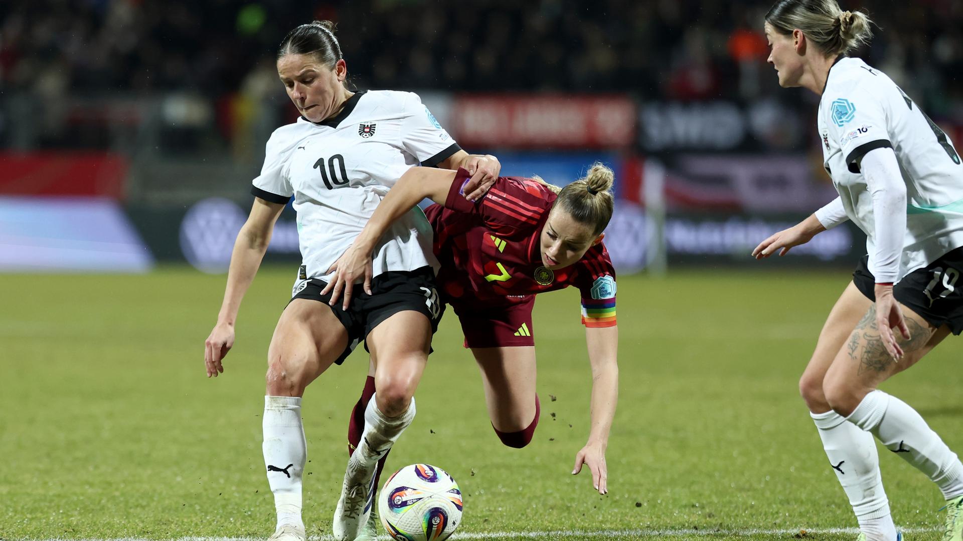 Nürnberg: Frauen, Nations League A, Deutschland - Österreich, Giulia Gwinn (M) und Österreichs Laura Feiersinger (l) kämpfen um den Ball.