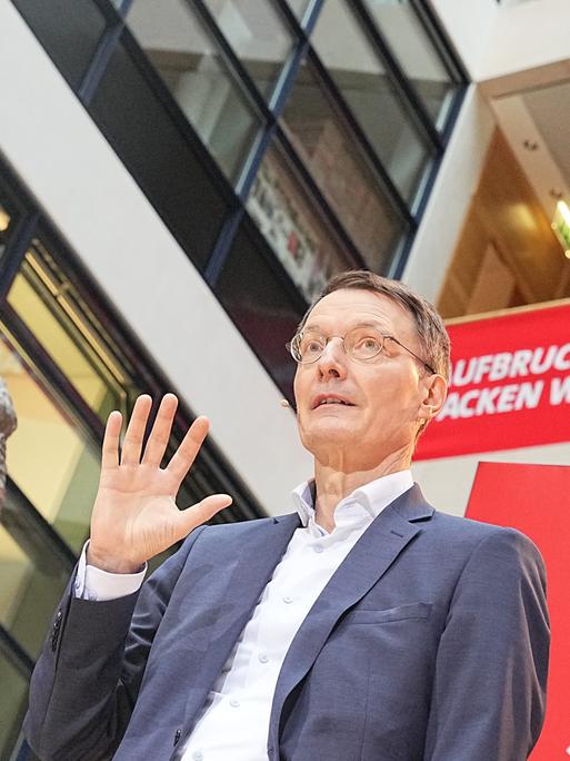 Die SPD-Politiker Olaf Scholz und Karl Lauterbach bei der Präsentation der sozialdemokratischen Ministerposten vor einer Statue von Willy Brandt. 