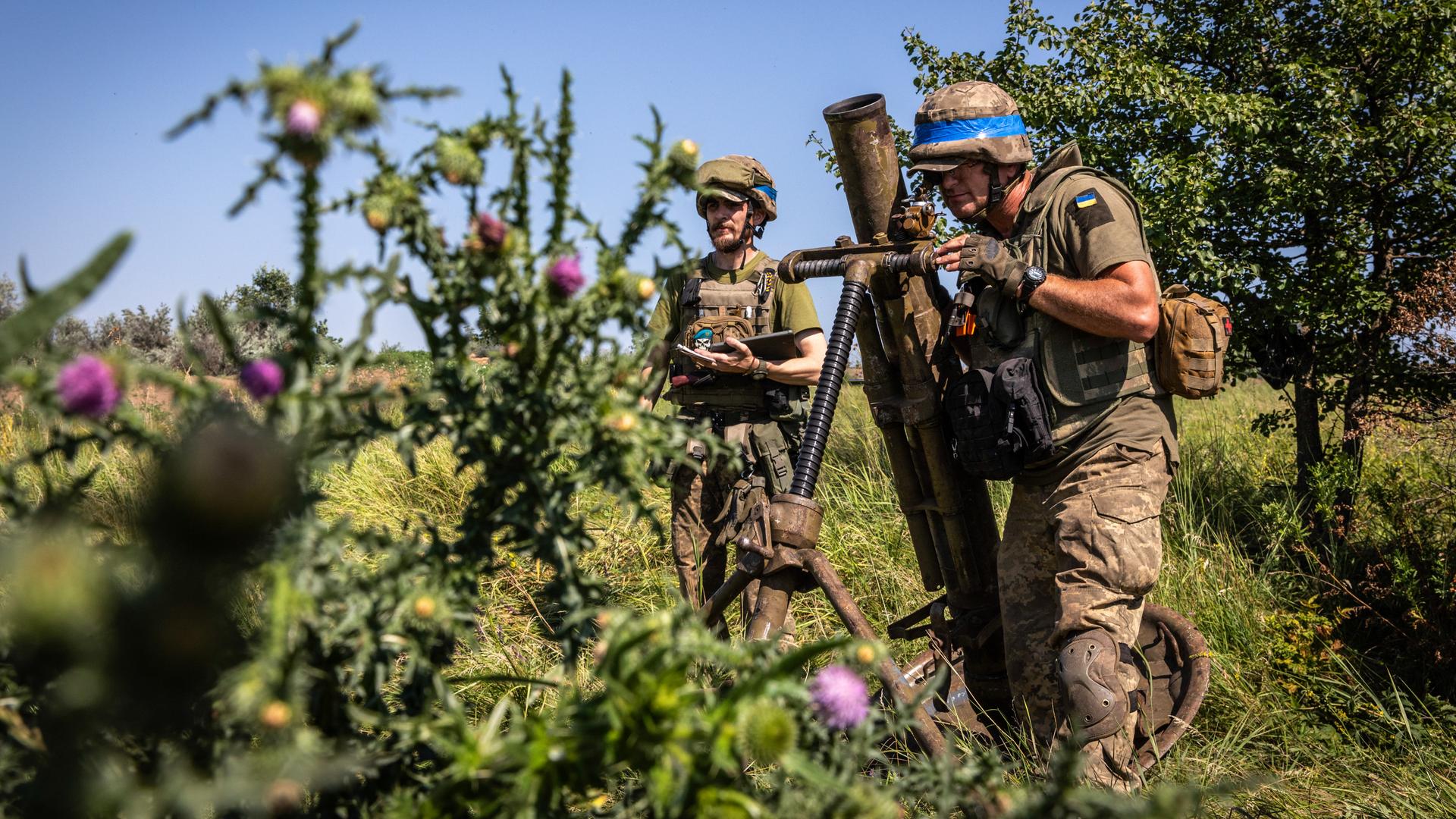 Ukrainische Soldaten bei einer Übung in der Region Donezk. 