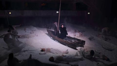 Sean Panikkar (als Emigrante) und Gloria Rehm (als Seine Gefährtin) sowie Ensemble während der Fotoprobe für "Intolleranz" von Luigi Nono an der Komischen Oper Berlin.