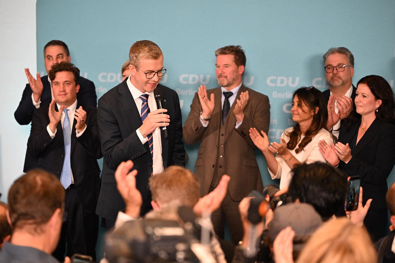 Stefan Evers spricht auf der CDU-Wahlparty, Anhänger und Parteimitglieder klatschen.