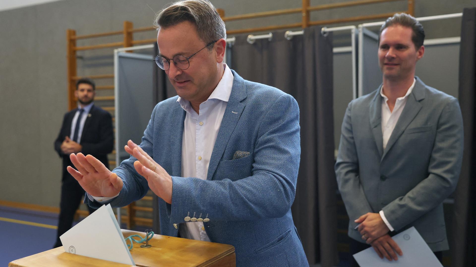 Luxemburgs Premier Xavier Bettel gibt bei der Parlamentswahl seine Stimme ab.