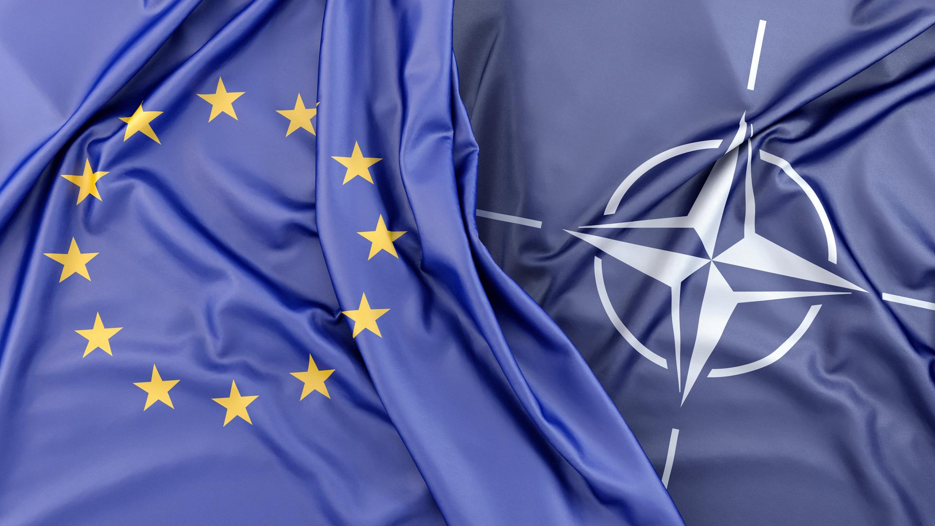Die europäische und die NATO Fahne wehen nebeneinander.