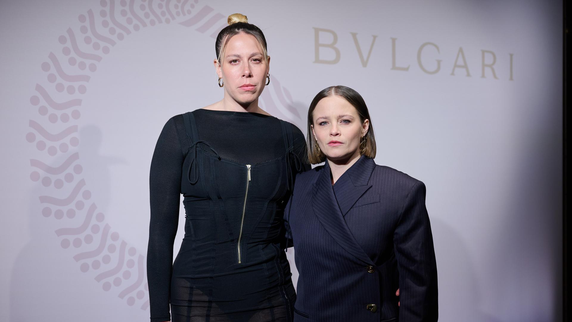 Jasna Fritzi Bauer und Katharina Zorn stehen zusammen auf dem Roten Teppich einer Berlinale-Party